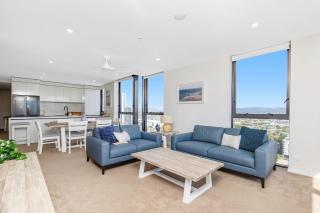 2 Bedroom Broadbeach Stay Walk to Beach - CoastHM - 3