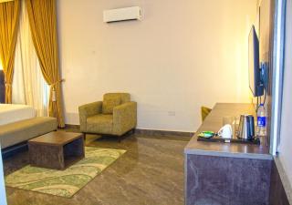 Saint Tropez Hotel & Suites - 2