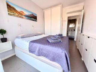 NEW LUXURY SEAVIEW ROOF Apartments - 4