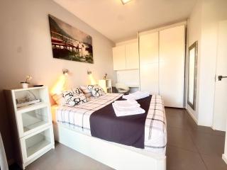 NEW LUXURY SEAVIEW ROOF Apartments - 2