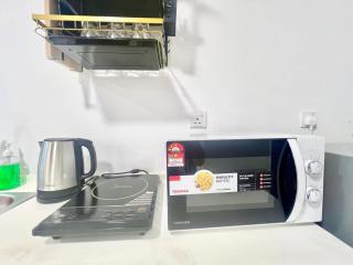 A 1-4 pax Cozy Studio TV Box Pool 100mps Wifi 3 bed Trefoil Setia Alam - 4