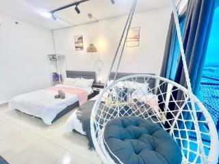 A 1-4 pax Cozy Studio TV Box Pool 100mps Wifi 3 bed Trefoil Setia Alam - 0