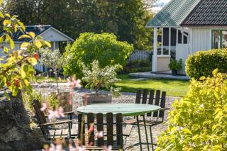 Cozy cottage with outdoor sitting area - 4