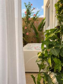 Casa D Amore 1BHK Boutique Retreat Near Galleria Market - 4