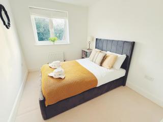 Furnished 4BR Home - Office & 6-Car Parking - 8