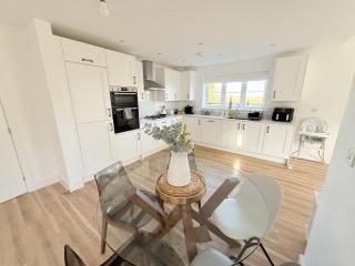 Furnished 4BR Home - Office & 6-Car Parking - 7