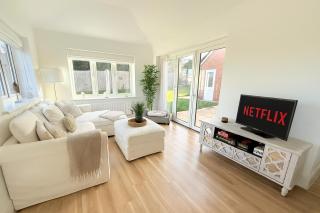 Furnished 4BR Home - Office & 6-Car Parking - 4