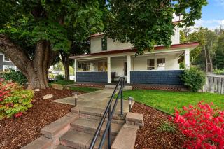 4BR Downtown Home 9 Beds Walk to Lake - 0