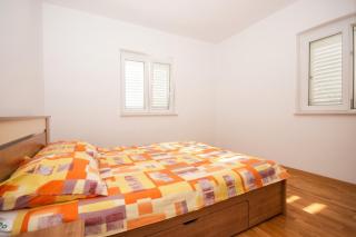 Spacious apartment in Žrnovo with shared pool 100 m² - 2