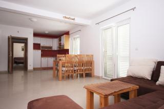 Spacious apartment in Žrnovo with shared pool 100 m² - 1