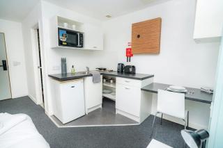 Lovely Modern Central Coventry Budget Studio - 9