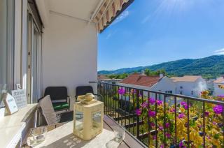 Spacious apartment in Stari Grad, 80 m², serene garden - 0