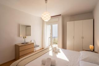 Spacious apartment in Stari Grad, 80 m², serene garden - 8