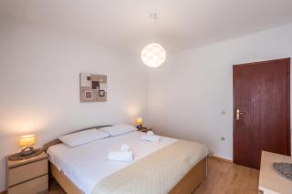 Spacious apartment in Stari Grad, 80 m², serene garden - 5