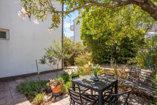 Spacious apartment in Stari Grad, 80 m², serene garden - 4