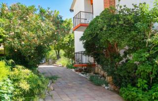 Spacious apartment in Stari Grad, 80 m², serene garden - 3