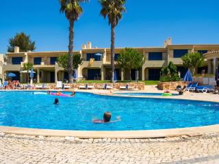 Charming house in Alvor with shared pool - 0