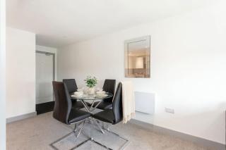 Bright & Modern 1 Bedroom Apartment in Leeds - 7