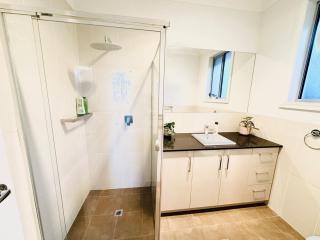Modern 3 BR, 2 Bath, Free parking, WIFI, Step-free - 5