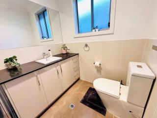 Modern 3 BR, 2 Bath, Free parking, WIFI, Step-free - 4