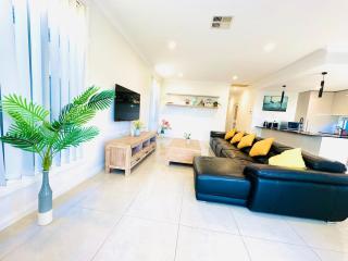 Modern 3 BR, 2 Bath, Free parking, WIFI, Step-free - 2