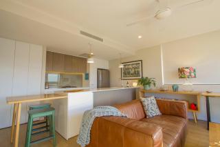 Stylish 2BDR Nundah Stay with Golden Sunsets - 9