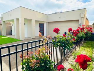 Spacious 3BR, 2 Bath, Dbl garage, WIFI, Step-free - 9