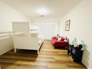 Spacious 3BR, 2 Bath, Dbl garage, WIFI, Step-free - 8