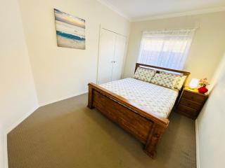 Spacious 3BR, 2 Bath, Dbl garage, WIFI, Step-free - 3