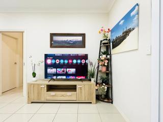 Spacious 3BR, 2 Bath, Dbl garage, WIFI, Step-free - 1