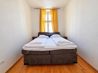 Cozy 2BR Apartment Steps from Wiener Stadthalle - 4