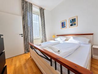 Cozy 2BR Apartment Steps from Wiener Stadthalle - 1