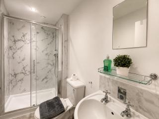 6 Bed 6 Bath, Private Floor Sleeps 13 Free Parking, Contractors & Groups - 0