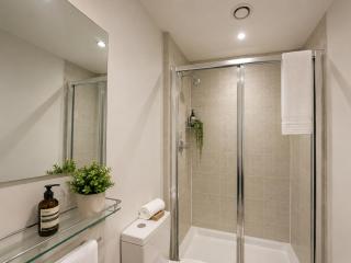 6 Bed 6 Bath, Private Floor Sleeps 13 Free Parking, Contractors & Groups - 5