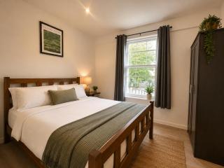 6 Bed 6 Bath, Private Floor Sleeps 13 Free Parking, Contractors & Groups - 2