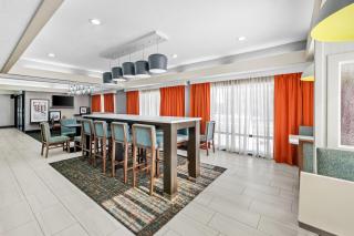 Hampton Inn Bloomington West - 7