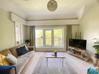 Spacious Balcony Apartment with Sea View - 7