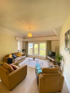 Spacious Balcony Apartment with Sea View - 5