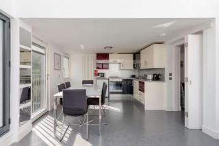 Spacious 2-Bed Apartment, Arthur's Seat Views & Convenient Transport Links - 7