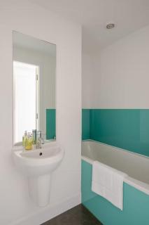 Spacious 2-Bed Apartment, Arthur's Seat Views & Convenient Transport Links - 1