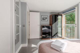 Spacious 2-Bed Apartment, Arthur's Seat Views & Convenient Transport Links - 3