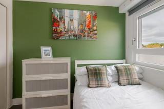 Spacious 2-Bed Apartment, Arthur's Seat Views & Convenient Transport Links - 4