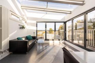Spacious 2-Bed Apartment, Arthur's Seat Views & Convenient Transport Links - 0