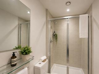 12 Bed Central House Groups & Contractors, Parking - 6