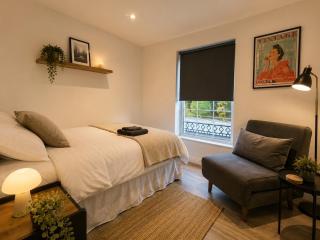 12 Bed Central House Groups & Contractors, Parking - 5