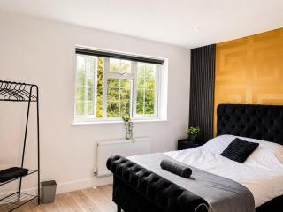 12 Bed Central House Groups & Contractors, Parking - 4