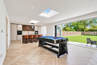 Stylish 4-Bed House Close to Peak District with FREE Parking - Great for Groups & Families - 8