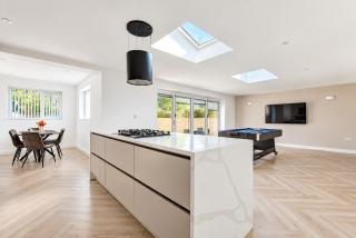 Stylish 4-Bed House Close to Peak District with FREE Parking - Great for Groups & Families - 6