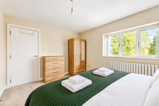 Stylish 4-Bed House Close to Peak District with FREE Parking - Great for Groups & Families - 4