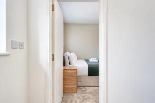 Stylish 4-Bed House Close to Peak District with FREE Parking - Great for Groups & Families - 3
